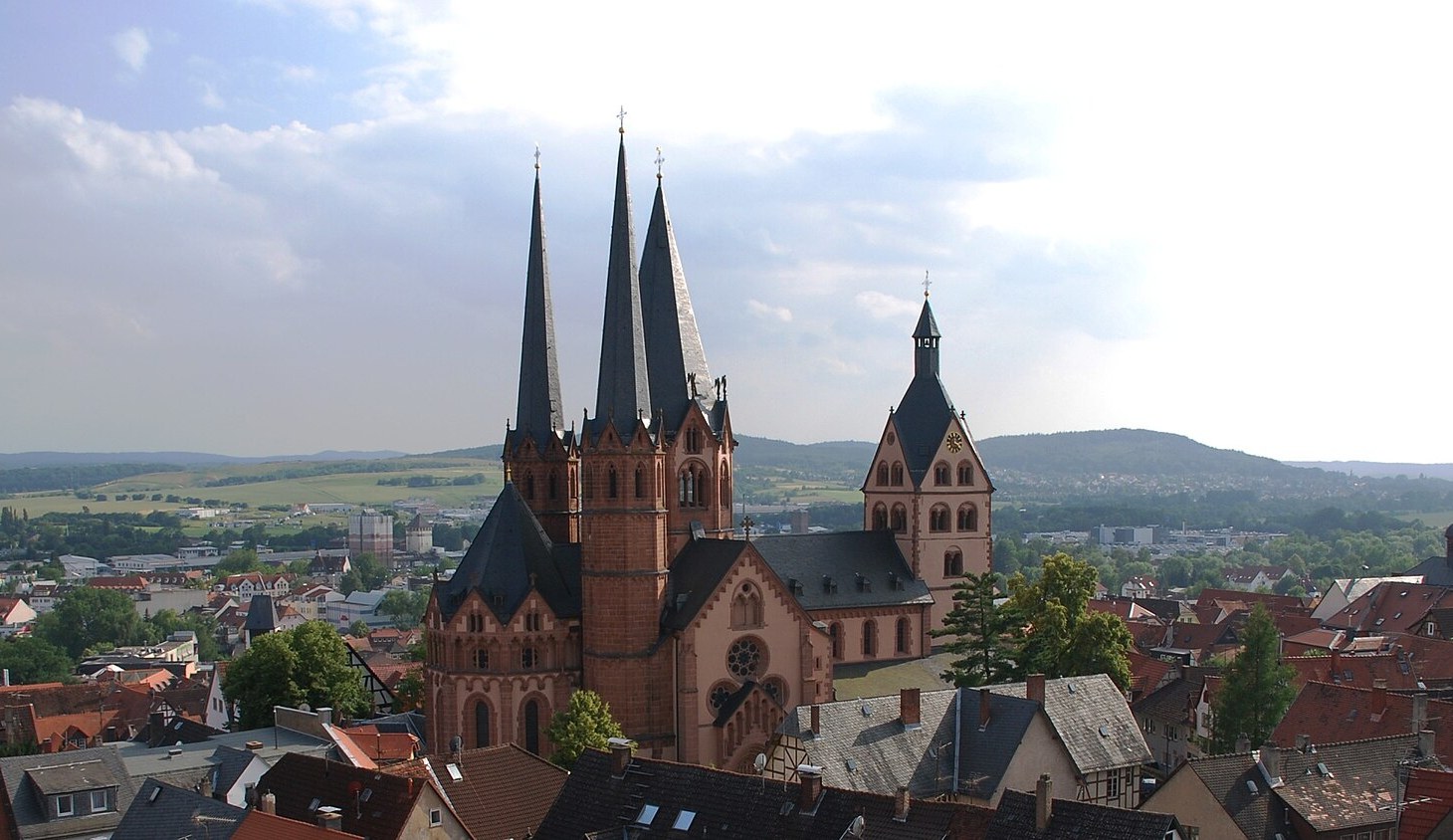 Blick über die Altstadt von Gelnhausen mit den Türmen der romanischen Marienkirche